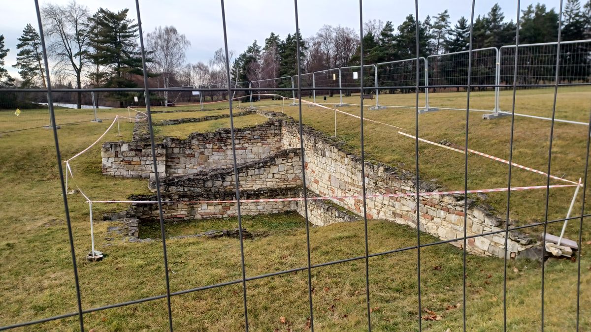 Bortí se pozůstatky domu, kde zemřeli všichni muži z Lidic